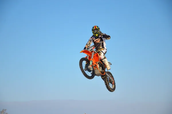 Rusland, samara - 3 januari: vliegen op een motorfiets met één hand Stockfoto