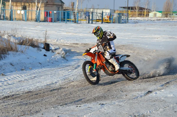 Motocross il pilota sulla moto sta accelerando al exi — Foto Stock