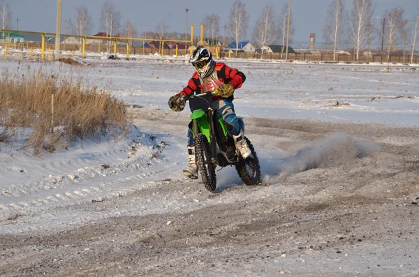 Vintern mx, rider går med proslipping genom bakhjulet — Stockfoto