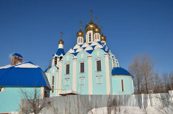 Iglesia ortodoxa con cúpulas doradas en día soleado invierno — Stok fotoğraf