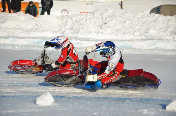 Speedway on ice, turn on a two motorcycle — Stock Photo, Image