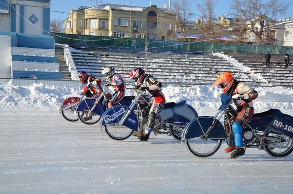 Corsa su pista di ghiaccio su una moto start — Foto Stock