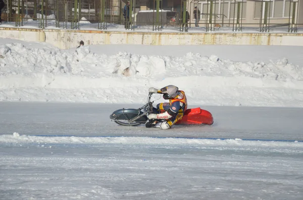 Speedway on ice, turn on a motorcycle — Stock Photo, Image