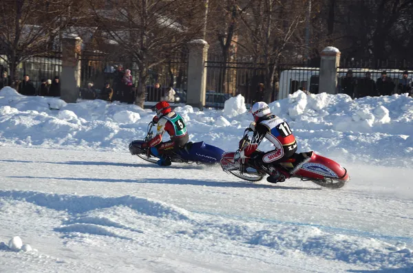Eisglätte, zwei rivalisierende Motorradfahrer am Kurvenausgang — Stockfoto