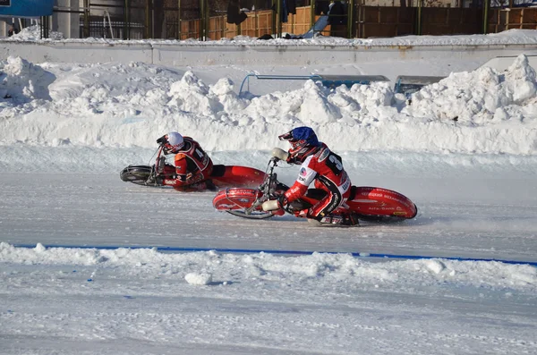 冰赛车场上，两个运动员到旋转 — 图库照片