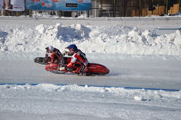 冰上的赛道开启两个摩托车 — 图库照片