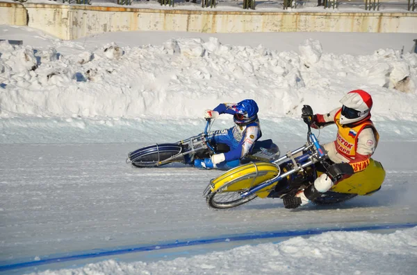 Eisglätte, zwei rivalisierende Motorradfahrer am Kurvenausgang — Stockfoto