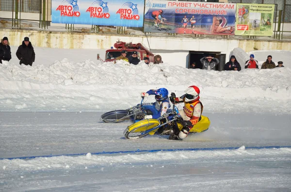 Speedway auf Eis, zwei Motorräder einschalten — Stockfoto