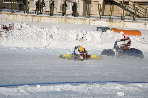 Samara Ice Speedway, the collision of two riders — Stock Photo, Image