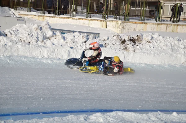 Samara Ice Speedway, bater dois motociclistas — Fotografia de Stock
