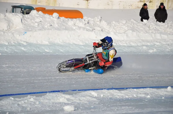 Rennen auf dem Eis Speedway, beschleunigt — Stockfoto