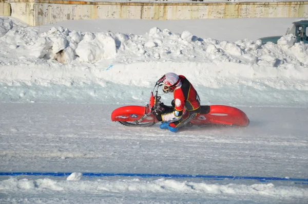 Samara, passarela no gelo, liga uma mota — Fotografia de Stock