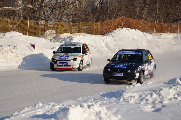 Two cars together on an input in turn track — Stock Photo, Image