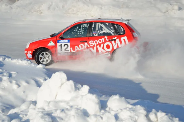Спортивный автомобиль превращается в занос на ледяной трассе — стоковое фото