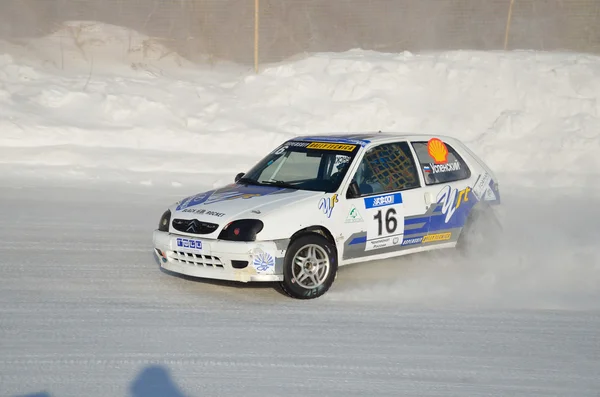 Sportbil förvandlas till en kompaktlastare på isiga spår — Stockfoto