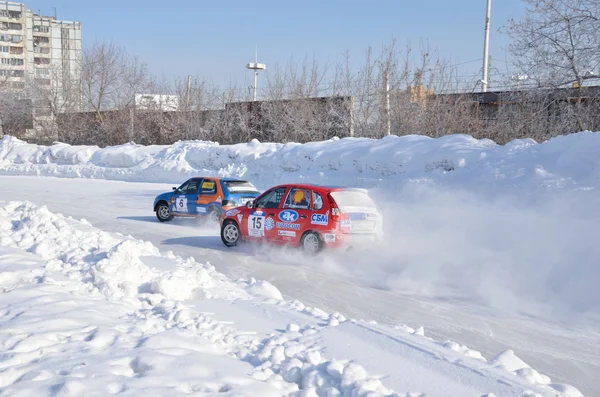 Twee auto's concurreren op het draaien de track — Stockfoto