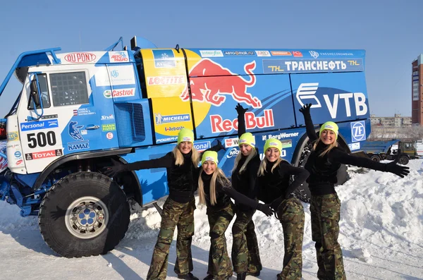 Группа поддержки из пяти девушек на заднем плане грузовика — стоковое фото