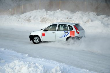 beyaz araba, buzlu yolda ayarlanabilir fren