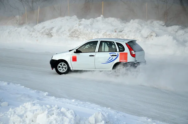 Bílé auto, nastavitelný smyk na ledové stopě — Stock fotografie
