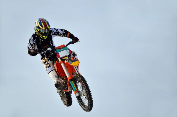 Extrémní skok motokrosový jezdec — Stock fotografie