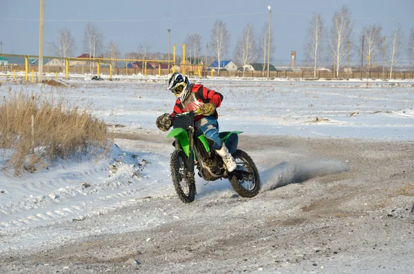 Coureur de motocross tourne avec proslipping — Photo