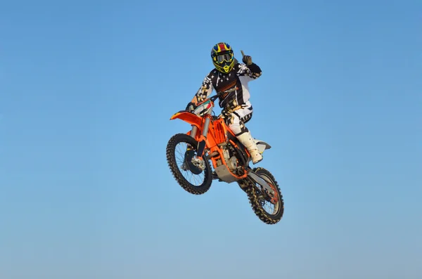 Volar en una motocicleta con una mano — Foto de Stock