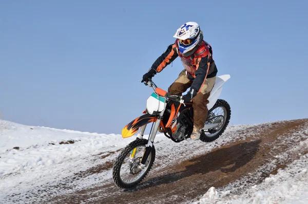 Pilota di motocross che vola giù per la montagna — Foto Stock