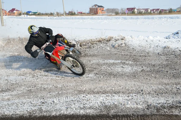 Motocross rider performs a right turn with the skid — Stock Photo, Image