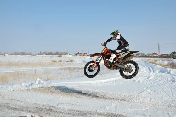 Cavaleiro de bicicleta para motocross voa sobre colina — Fotografia de Stock