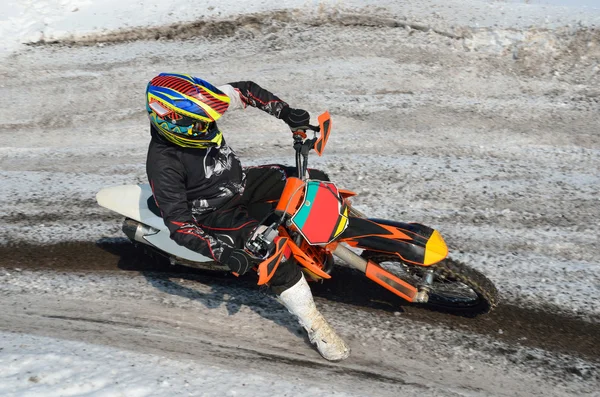 Motocross piloto executa uma curva à direita, para buraco — Fotografia de Stock