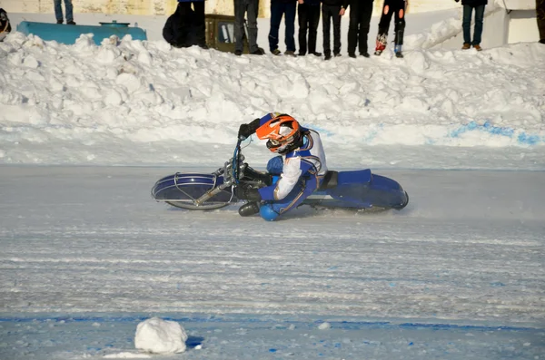 Winter speedway the icy track, turns on knee — Stock Photo, Image