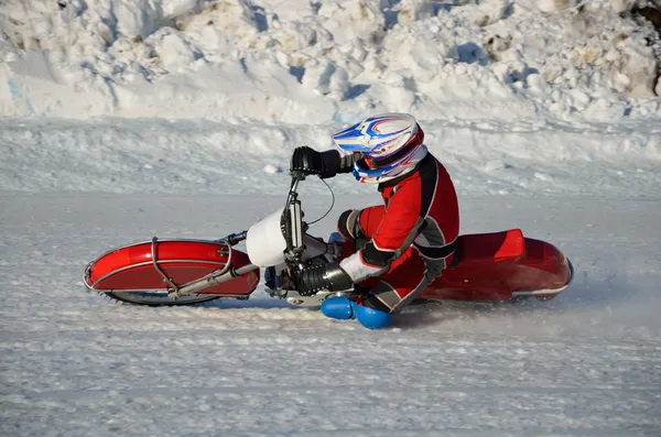 冰上的赛道开启一辆电单车 — 图库照片