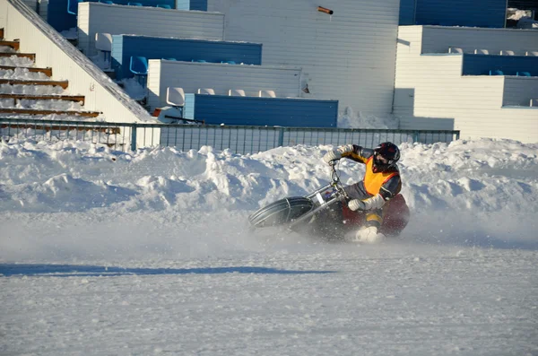 冰上的赛道开启一辆电单车 — 图库照片