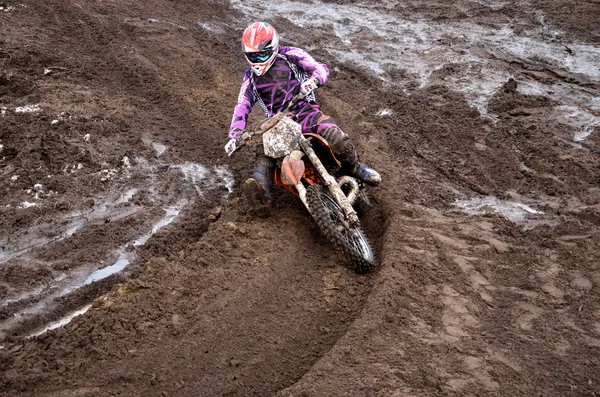 Rider at the beginning of rut turning sandy motocross track — Stock Photo, Image