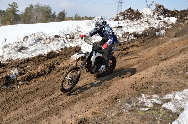Motocross atlet kumlu yamaçta hızlanıyor — Stok fotoğraf