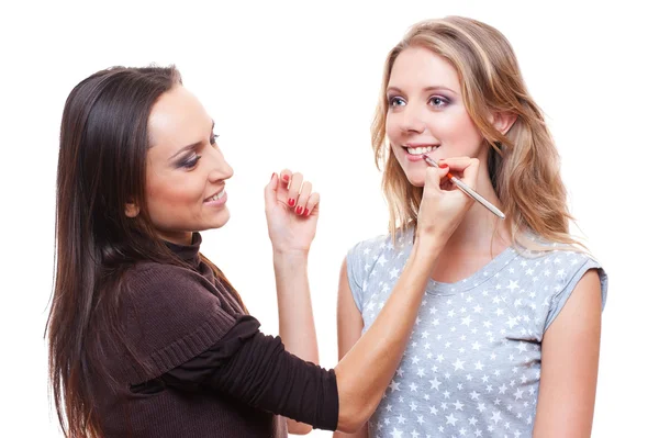 Make-up-Artist bringt Lippenstift auf das Modell auf — Stockfoto