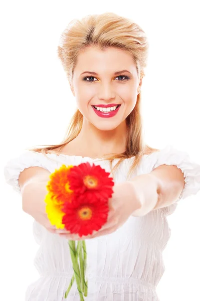 Estúdio tiro de mulher bonita segurando flores — Fotografia de Stock