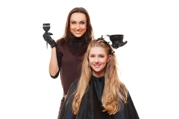 Estúdio imagem de cabeleireiro fazendo tintura de cabelo — Fotografia de Stock