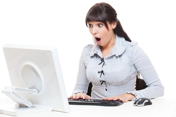 Студийный снимок шокированной бизнесвумен с компьютером — стоковое фото