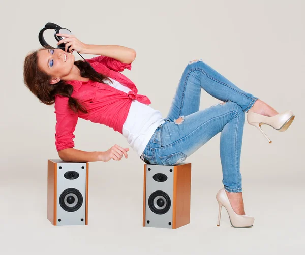 음악을 듣고 하는 젊은 여자의 스튜디오 샷 — 스톡 사진