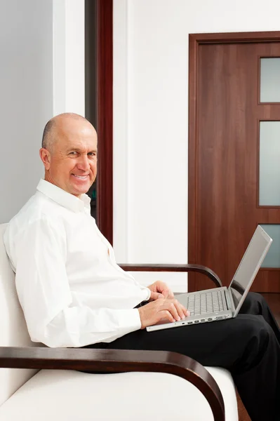 Senior zakenman smiley werken — Stockfoto
