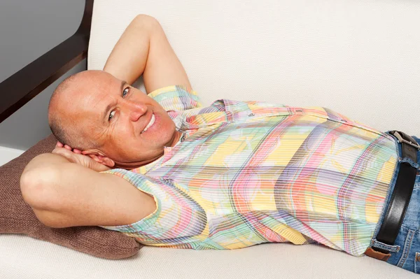 Hombre descansando en el sofá en casa —  Fotos de Stock