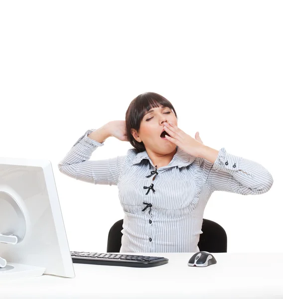 Студийный снимок усталой деловой женщины, зевающей на рабочем месте — стоковое фото