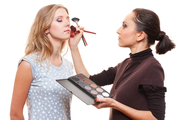 Maquillaje artista con hermosa modelo —  Fotos de Stock