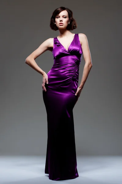 Studio skott av modell i vacker klänning över mörkret — Stockfoto