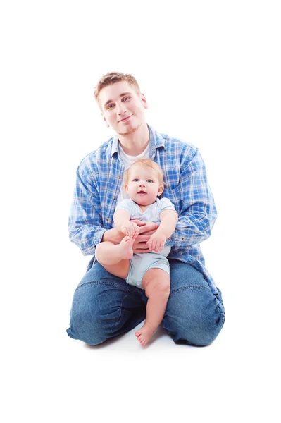 Estúdio tiro de pai sentado com seu filho — Fotografia de Stock