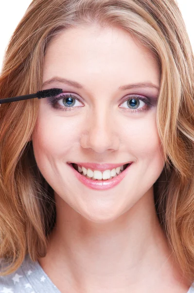Retrato de mulher sorridente aplicando maquiagem — Fotografia de Stock