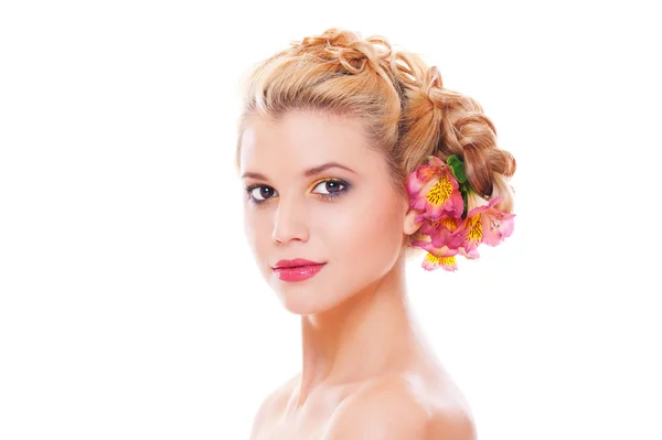 Студійний знімок привабливої жінки з квітами у волоссі — стокове фото
