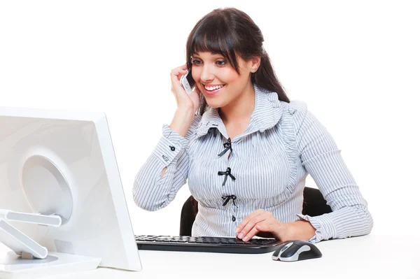 Smiley γυναίκα στο γραφείο μιλώντας στο τηλέφωνο — Φωτογραφία Αρχείου