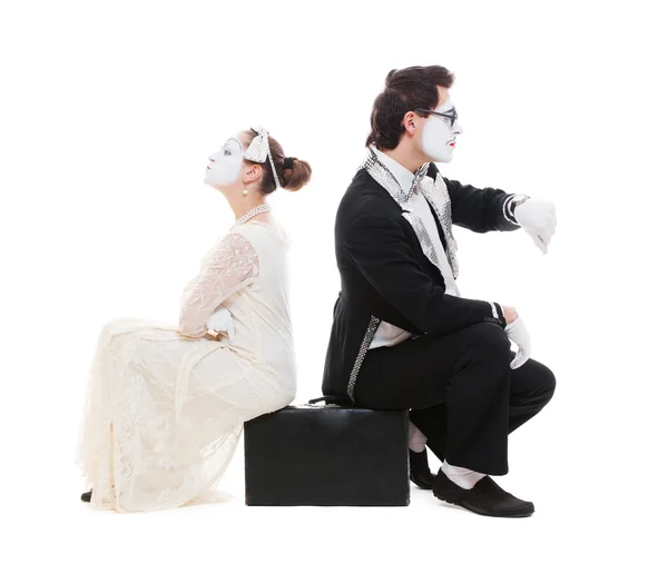 Studio bild av två mimare sitter på resväska — Stockfoto
